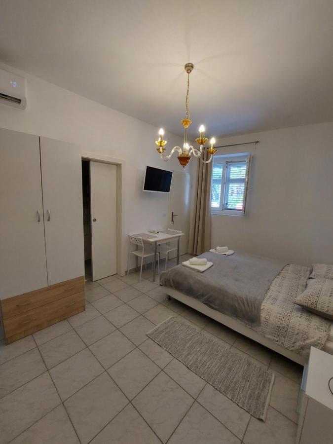 Studio Apartments Ana & Mia Vis Exteriör bild